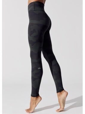 Alo Yoga High-Waist Camo Vapor Legging in Hunter Camouflage Size S